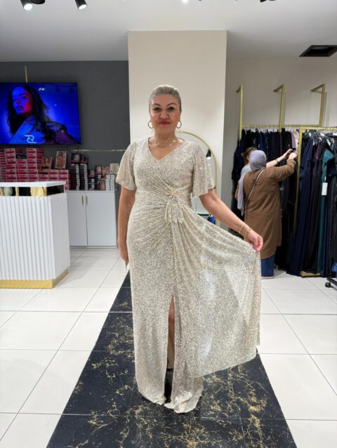 Giyenin Üzerinde Kalan Abiye