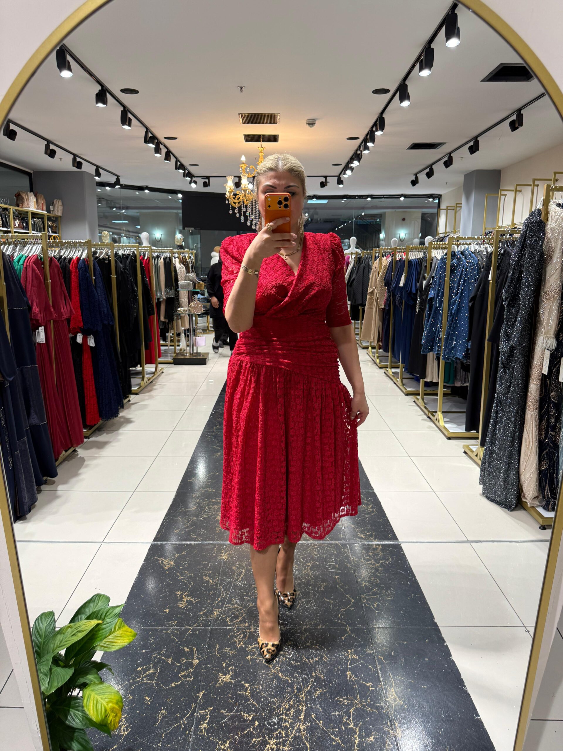 Sihirli Dantelli Elbise